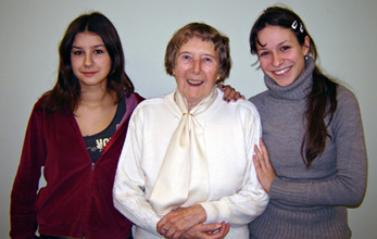 Zdena Brychtov s interpretkami denku  Karolinou kpkovou a Veronikou Kubaovou