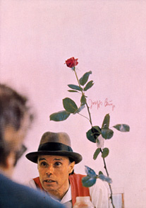 Joseph Beuys: Ohne die Rose tun wir's nicht, 1972, barevn ofset na lepence, run psan text, 80 x 55.8 cm