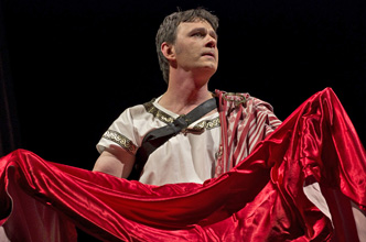 Jeden z nejzdailejch vkon ve vinohradsk inscenaci Shakespearova Caesara podv Jan astn v roli Antonia