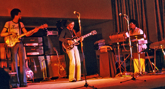 Al Di Meola v sedmdestch letech v kapele Return To Forever klvesisty Chicka Corey. Vlevo basista Stanley Clarke.