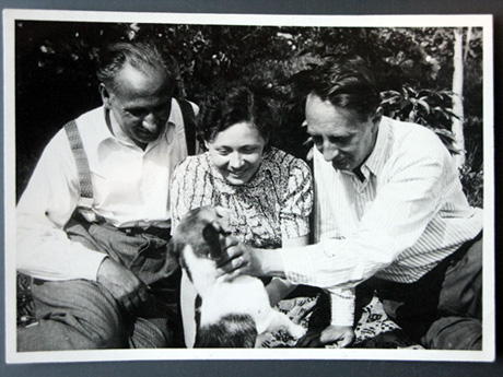 Bohuslav Martinů (vpravo) na návštěvě u Kaprálů ve Třech Studních v roce 1938 o prázdninách. Na fotu též Václav Kaprál, Vítězslava a Šoteček.