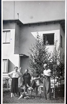 Skupinové foto před Kaprálovic vilou, Vítězslava sedí na zemi, matka první zleva, 1936