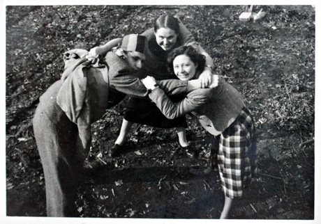 Výlet do Chantilly, zleva Josef Páleníček, Líba Houžvičková, Vítězslava Kaprálová, podzim 1937