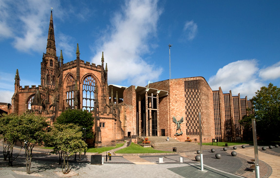 Katedrla v Coventry povstala doslova z popela