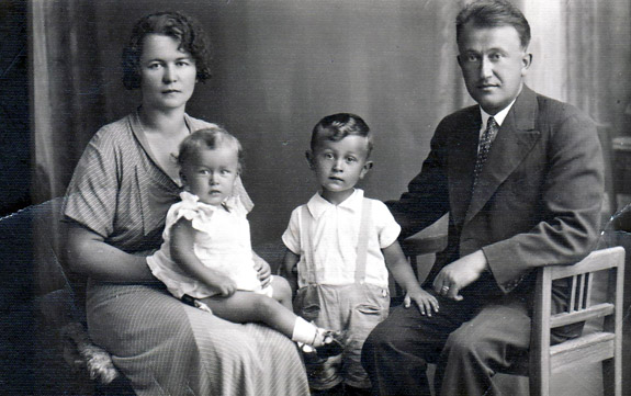 S rodiči a mladším bratrem v roce 1934