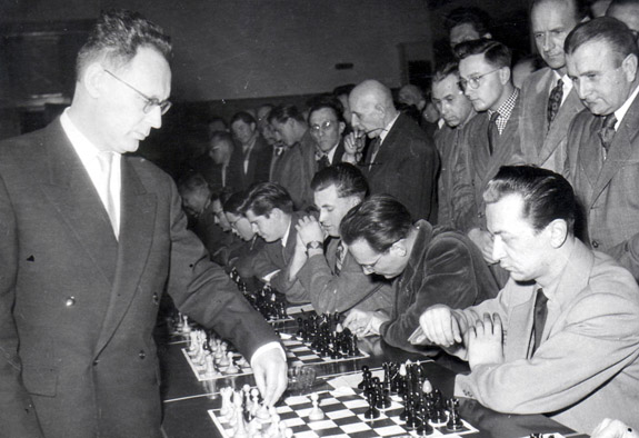 S mistrem světa v šachu Michailem Botvinnikem v roce 1949