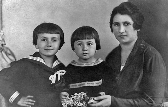 Zdenka Fantlov v ervenci 1925, s bratrem Jim a maminkou