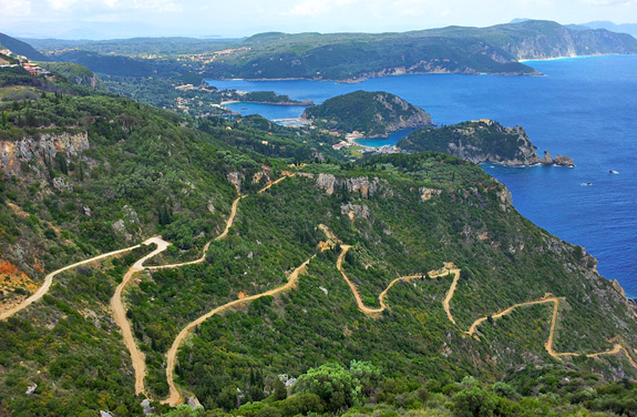 Spisovatel Gerald Durrell povaoval Korfu za rj na zemi a mnoz nvtvnci ostrova s nm vele souhlas. Vhledy u Paleokastritsy