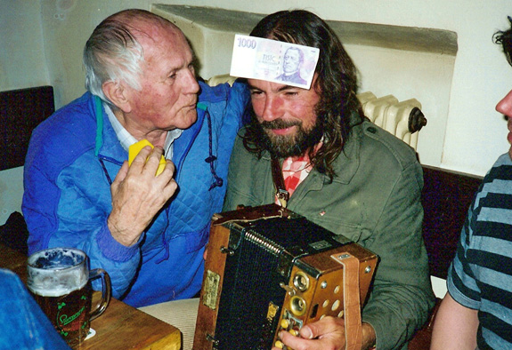 Bohumil Hrabal a slavn harmonik Pepek eil v pivnici U Hynk v roce 1993