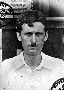 George Orwell na fotografii z doby, kdy il v Barm