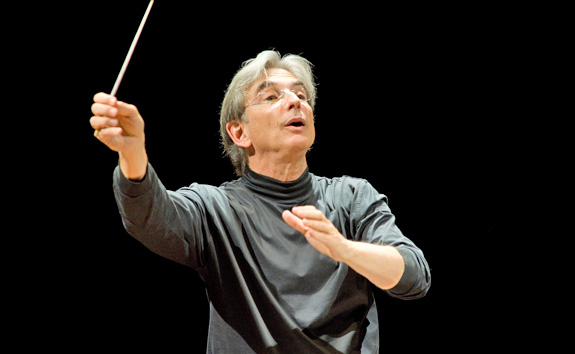 Michael Tilson Thomas stoj v ele San Francisco Symphony od roku 1995