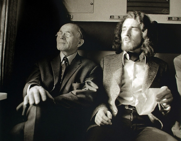 Bohumil Hrabal s Oldichem Hamerou ve vlaku cestou z vstavy Vladimra Boudnka v st nad Orlic (1974) 