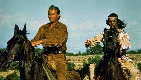 Amerian Lex Barker zanal jako Tarzan, ale jeho karira zazila a pot, co pijal roli Old Shatterhanda po boku apaskho nelnka Vinnetoua v podn Francouzee Pierra Brice