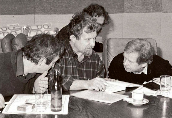 Petr Pithart (mezi Jim Kianem a Vclavem Havlem) 8. prosince 1989 na jednn o een politick krize v eskoslovensku