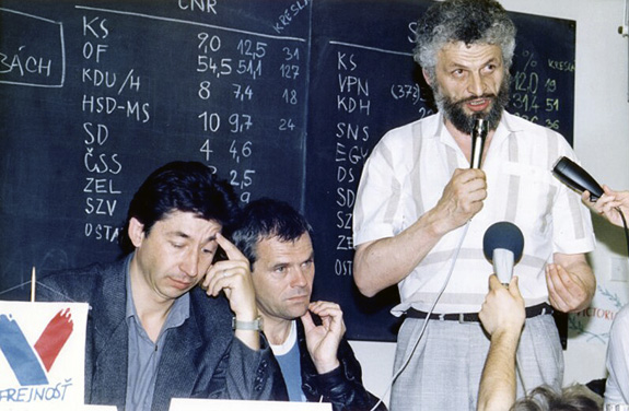 Fedor Gl promlouv na tiskov konferenci ped svobodnmi volbami v lt 1990