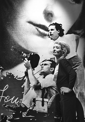 Leni Riefenstahlov se svm kameramanem  a v poped Vilma Cibulkov, kter tuto Hitlerovu reisrku ztlesuje na scn Divadla v eznick