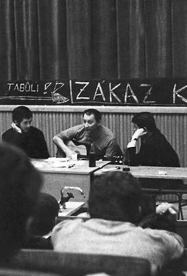 V z 1968 Jan Petrnek studentm na Albertov vysvtloval, jak ped pr dny vyslali, a vzal si na pomoc kytaru