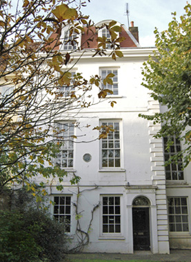 V tomto dom il v letech 18661878 mal James Whistler