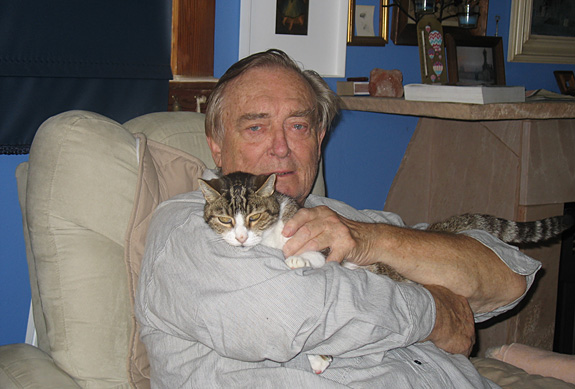 Oldřich Unger nedlouho před 78. narozeninami se svým miláčkem, kočičkou Bárou. Ungrovi se jí ujali jako koťátka-bezdomovce.