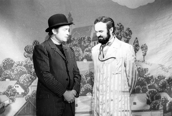 Oldřich Unger a Zdeněk Svěrák ve hře Němý Bobeš (1972)