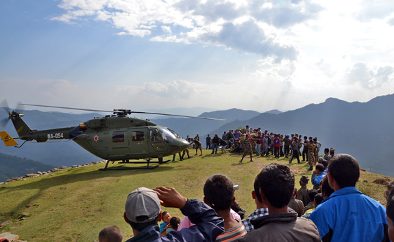 Vrtulnky dopravuj humanitrn pomoc v Neplu i do nejodlehlejch horskch oblast odznutch od tradinch trh.